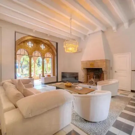 Charming In A Manor In