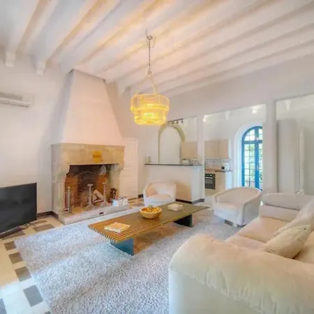 Charming In A Manor In Apartment