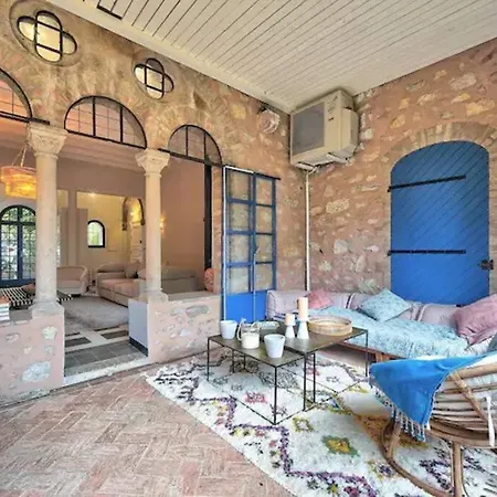 Charming In A Manor In Apartment *