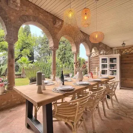 Charming In A Manor In